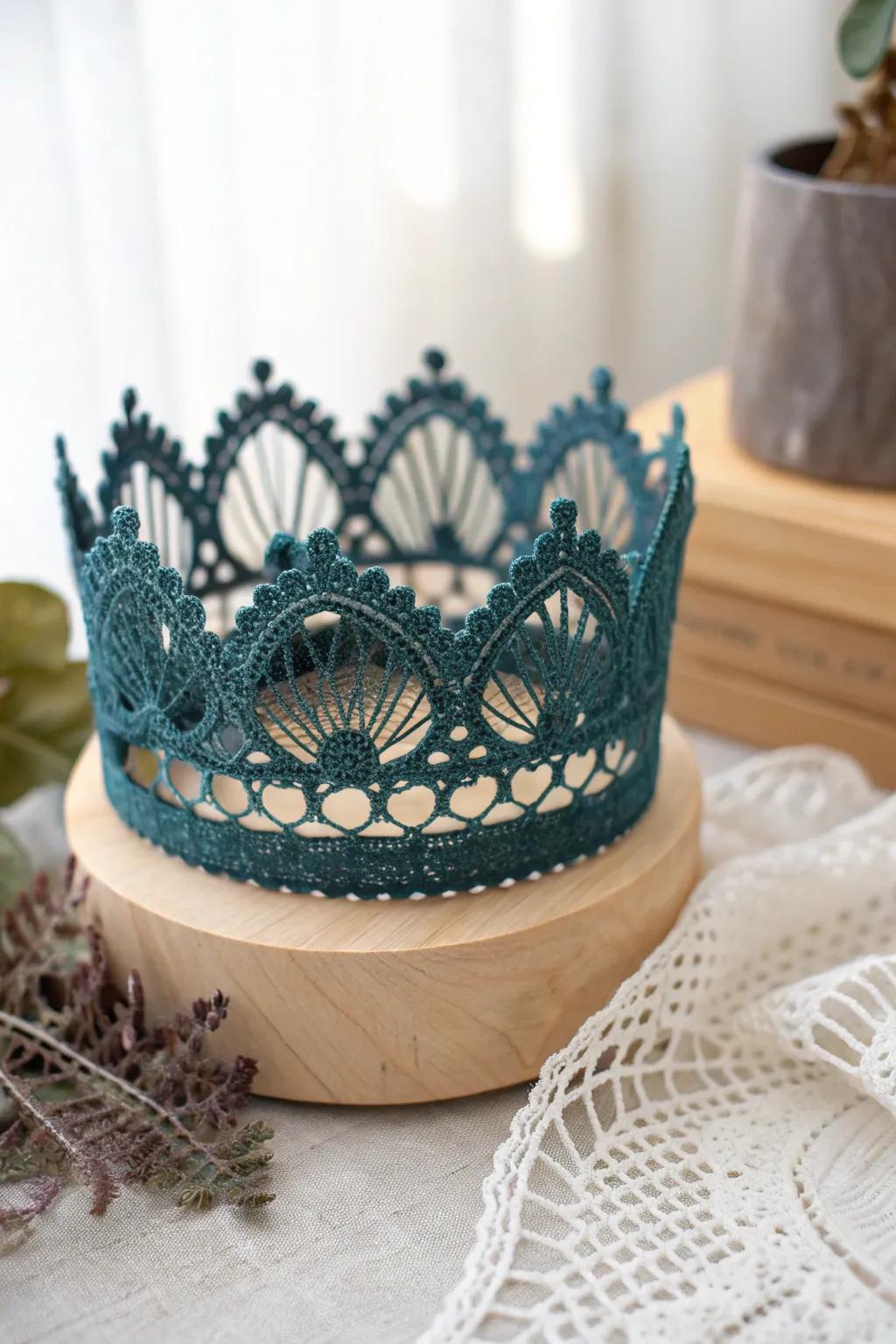 Elegance in every detail: A lace crown fit for a queen, blending simplicity with bold beauty.