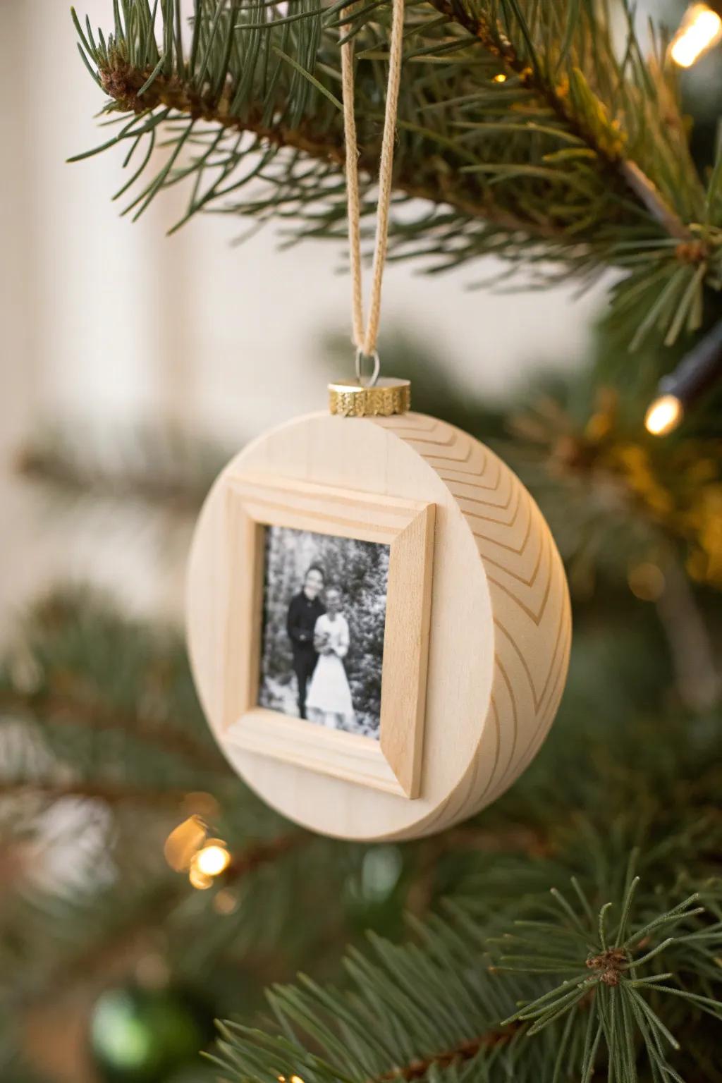Capture memories with timeless elegance: A photo ornament that beautifully blends minimalist design with personal sentiment.